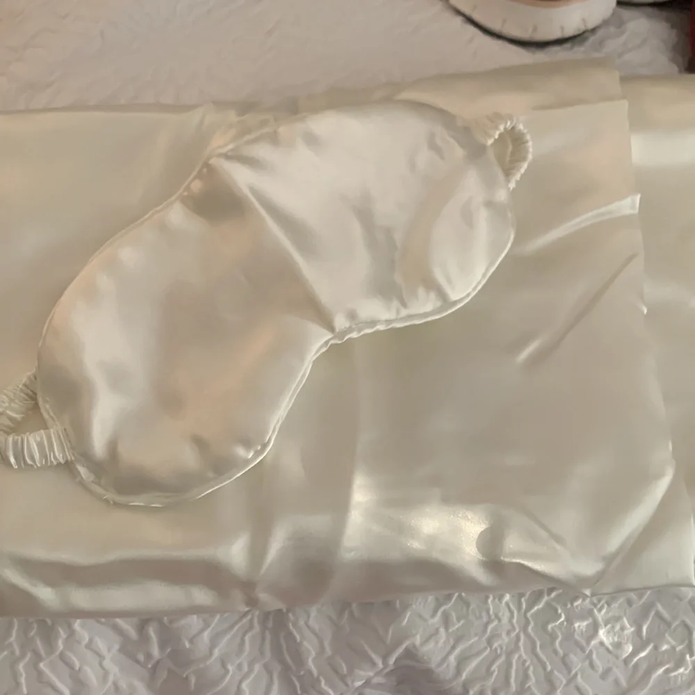 Satin pillowcases and eye mask - Picture 3 of 9